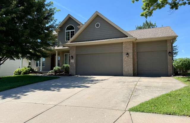 Spacious 4 Bed/4 Bath Home Gallery 1