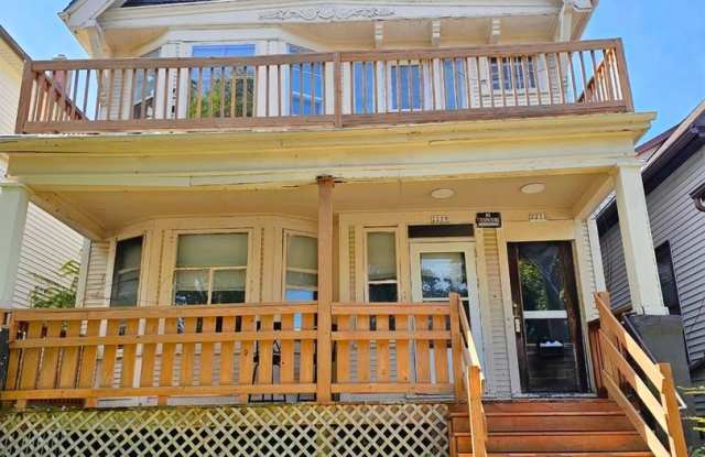 Charming 3BR Duplex in Milwaukee Gallery 1