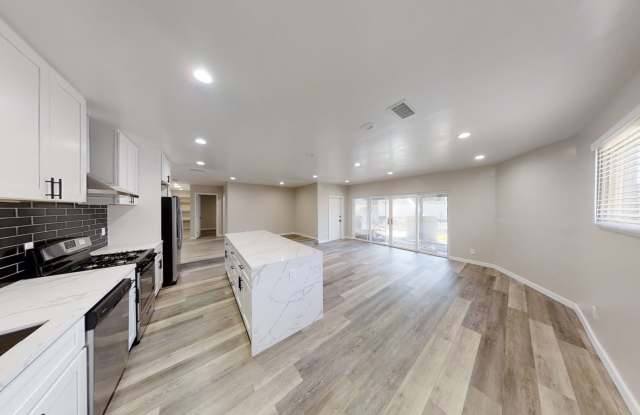 4BD/2 BA Close Walk to Campus Gallery 4