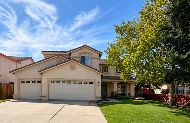 Spacious 4-Bedroom Home in Desirable Brookfield – 3-Car Garage & Private Backyard Gallery 1
