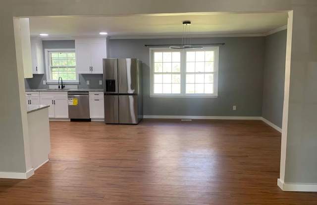 Room in 4 Bedroom Home at Hideway Ln Gallery 4