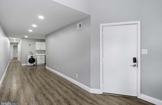 823 NEWINGTON Avenue Gallery 3