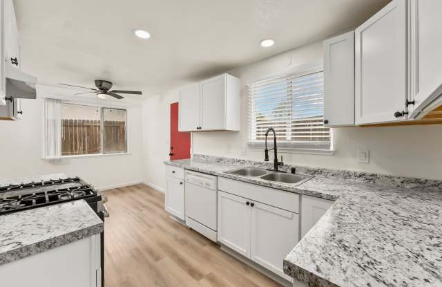 Charming 3 bedroom 2 bath home in Sacramento! Gallery 3
