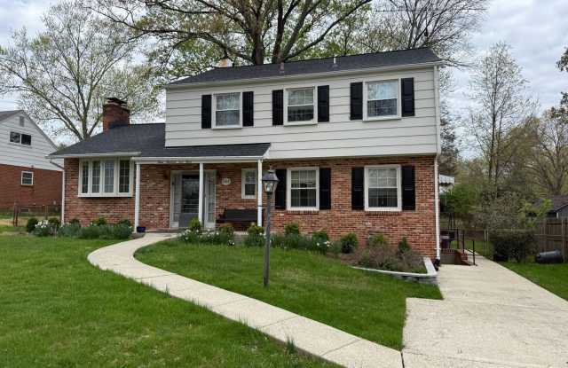 Very well maintained 4BR 2.5BA 5 level split with rear sunroom and fully fenced yard photos photos