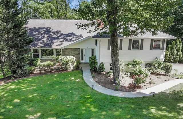 Spacious 4 Bed / 3.5 Bath Scarsdale Home with Bedroom Suites, Fireplace, Deck & Private Yard photos photos