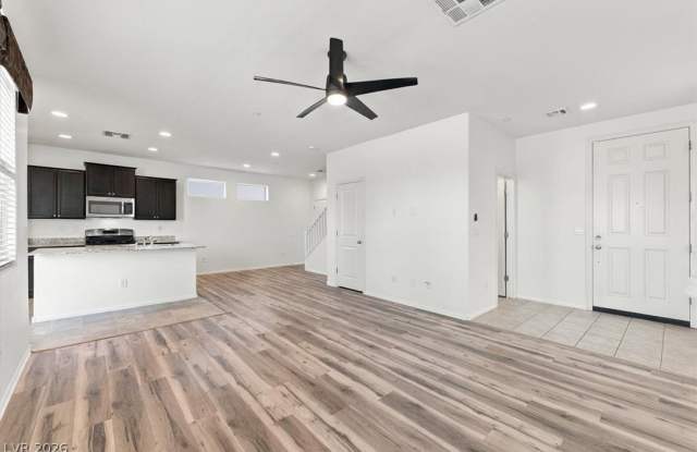 7542 Whitman Colonial Street Gallery 4