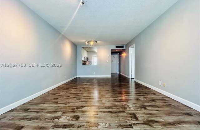 2300 Park Ln Gallery 4