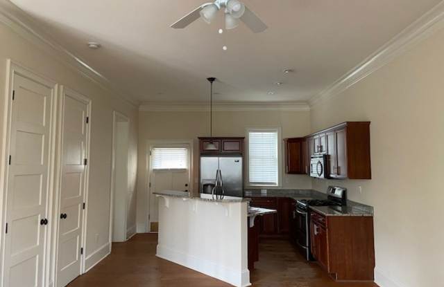 Luxury Townhome in the Heart of Downtown with Private Parking Gallery 4
