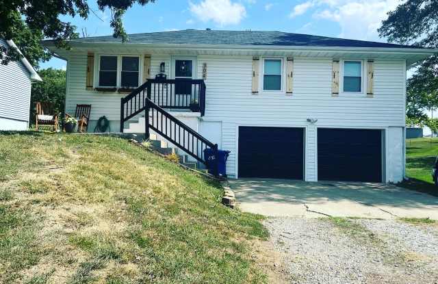 304 South Lincoln Avenue - 304 South Lincoln Avenue, Knob Noster, MO 65336