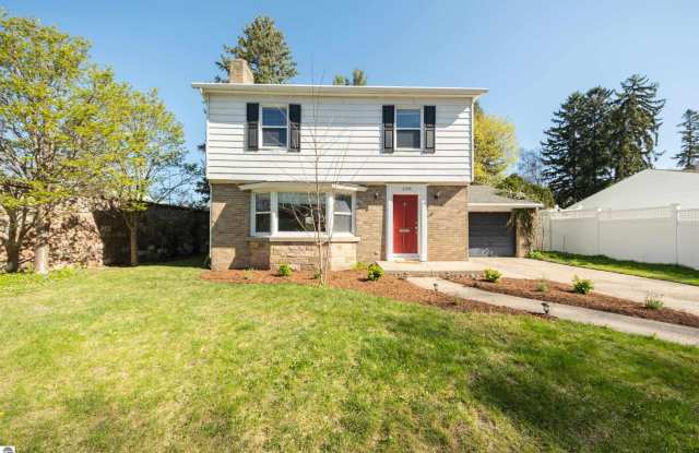 Charming In-Town Rental – Close to Downtown Traverse City! photos photos
