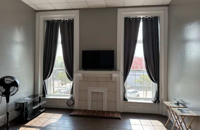 202 1/2 E. Broad STApt B Gallery 4