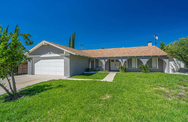Newhall Single Story Home For Rent  in Oakridge Tract. Gallery 1