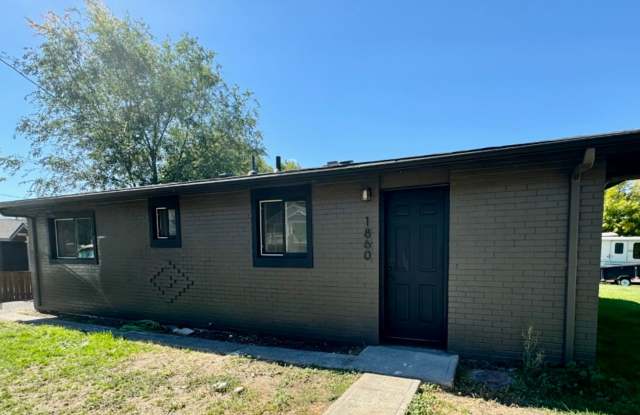 2 Bed 1 Bath Duplex with Garage, - 1860 Siskiyou Street, Klamath Falls, OR 97601