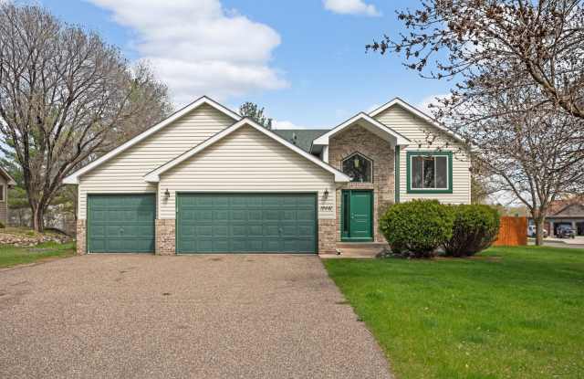 Spacious Home, 6bd, 3ba, 2 levels, 2 kitchens $2900/mo+ utilities photos photos