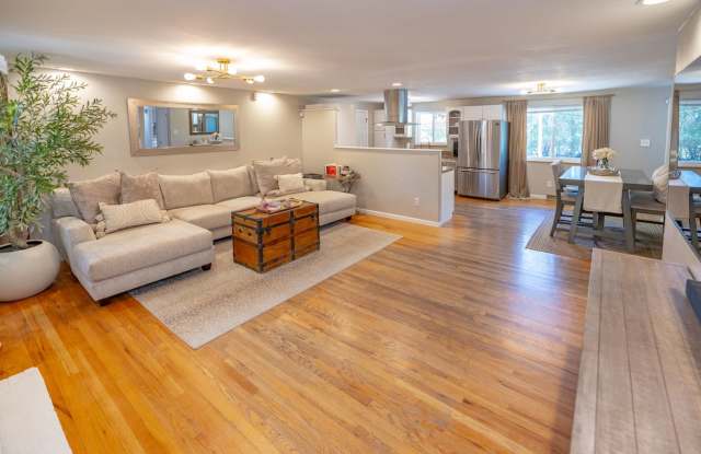 Amazing 3 bed/3 bath rental.  New Flooring!!  Solar Panels!! photos photos