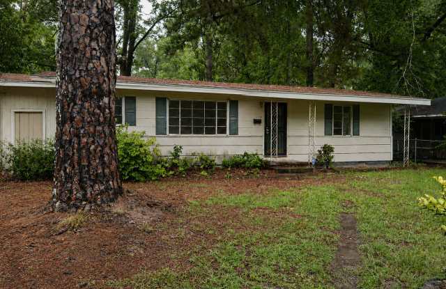 Move-In Ready 3BR/2BA Home in South Jackson | Fresh Updates & Spacious Living Gallery 1
