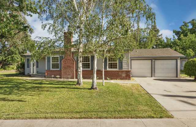 Beautiful 4 Bed/2 Bath Home Available Now! photos photos