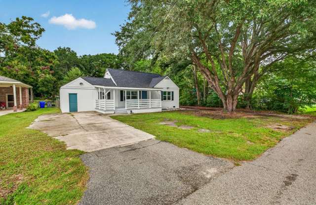 Spacious Living Near Downtown Charleston Gallery 3