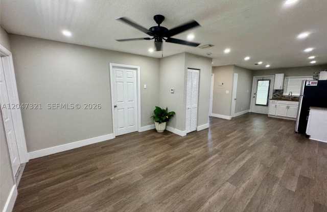 5410 NW 16th St photos photos