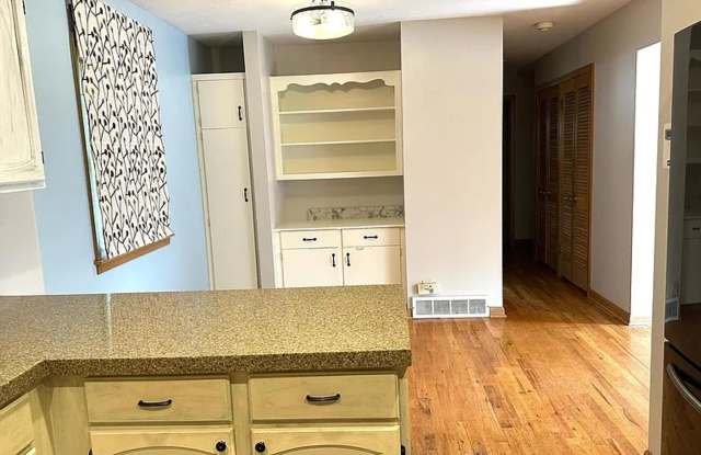 3406 S 91st St – 3 Bed/1.5 Bath in Westside School District | Hardwood Floors, 2-Car Garage, Fenced Yard Gallery 4