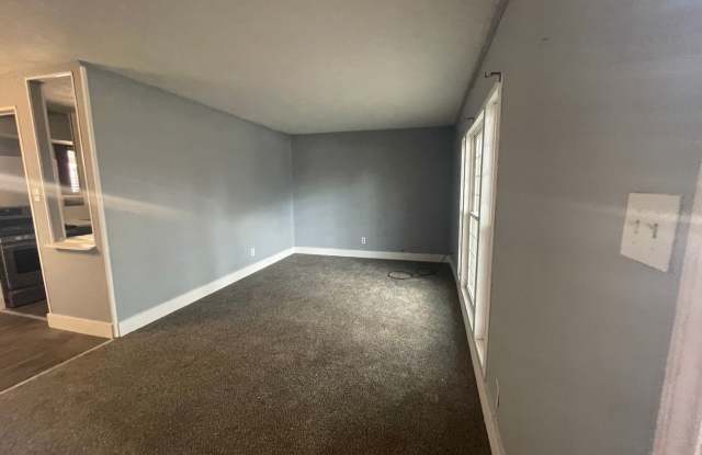 Large 3/2-Sam Houston Subdivision-1/2 month rent off-move in ASAP Gallery 3