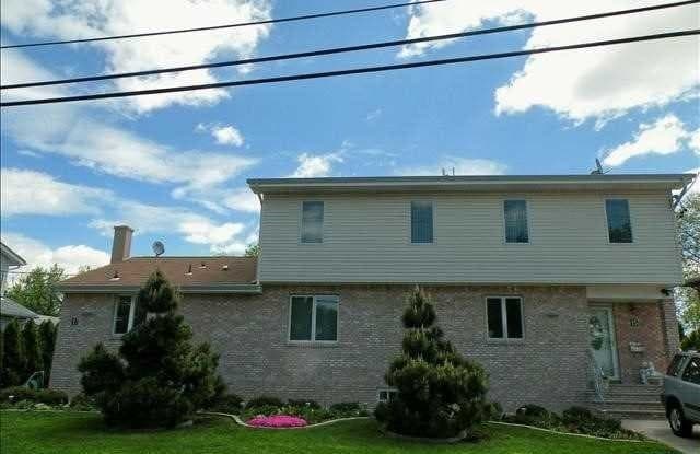 15-17 Fournier Crescent - 15 Fournier Crescent, Elmwood Park, NJ 07407