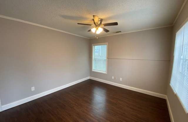 1311 Robin Hood Ln Gallery 3