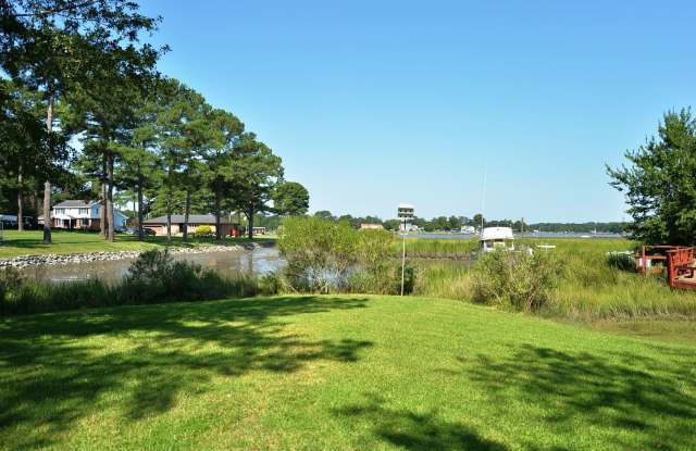 STUNNING 3 BEDROOM RANCH WATERFRONT HOME ON 1 ACRE W/ 1 CAR GARAGE!! - 404 Oriole Road, Portsmouth, VA 23701