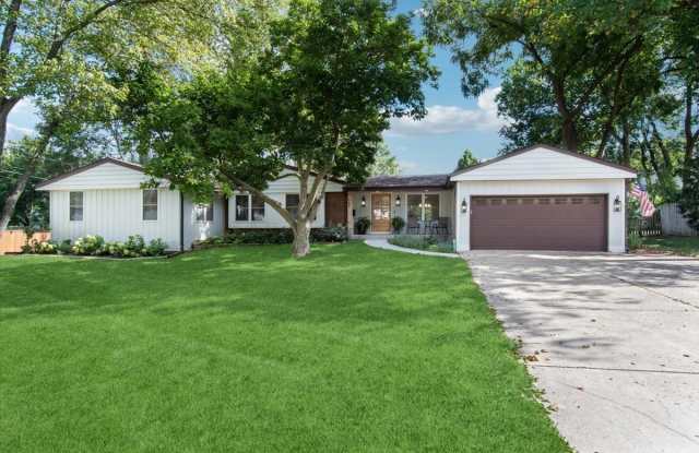 905 Aurora Way - 905 Aurora Way, Wheaton, IL 60189 905 Aurora Way - 905 Aurora Way, Wheaton, IL 60189