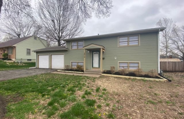 8615 Crescent Avenue - 8615 Crescent Avenue, Raytown, MO 64138