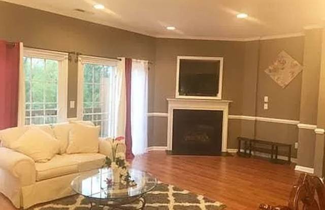 Room in 4 Bedroom Home at Linden Park Ln Gallery 3