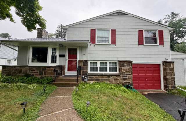 Stunning 4-Bedroom Home Nestled in Glenside. Available NOW! Gallery 1