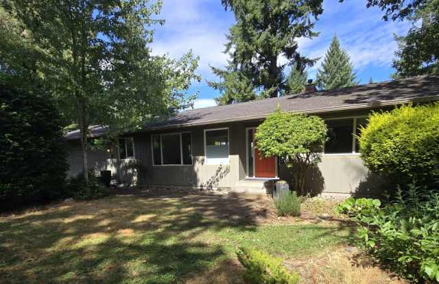 Popular West Linn! Tons of Space and great location - Must See ! - 2422 Hillcrest Court, West Linn, OR 97068