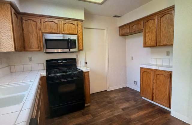 3 Bedroom 2.5 Bathroom Home in Desirable Folsom Gallery 4