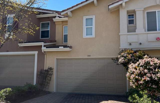 Beautiful 3 bed 2.5 bath townhome - 1388 Isabella Way, Vista, CA 92084