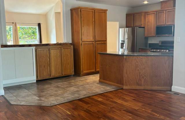 4 bedroom home Windsor! Gallery 1