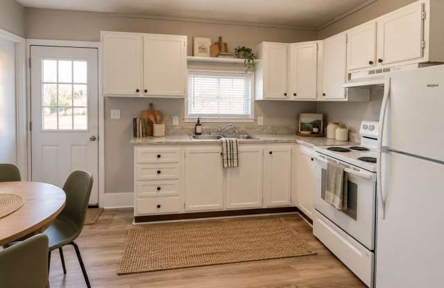 1506 W 10th St - Charming 4BR Home with Sunlit Rooms & Spacious Living Areas Gallery 3