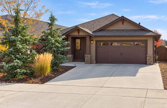 4 Bedroom Home: Fenced Backyard & Great Location! Gallery 1