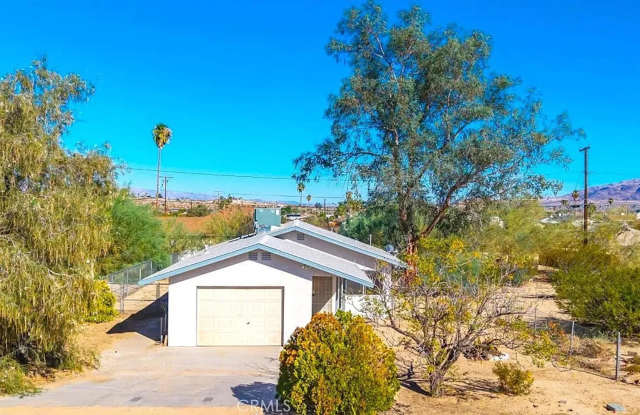 2 bdr , 1 bath,  fenced back yard. Gallery 1