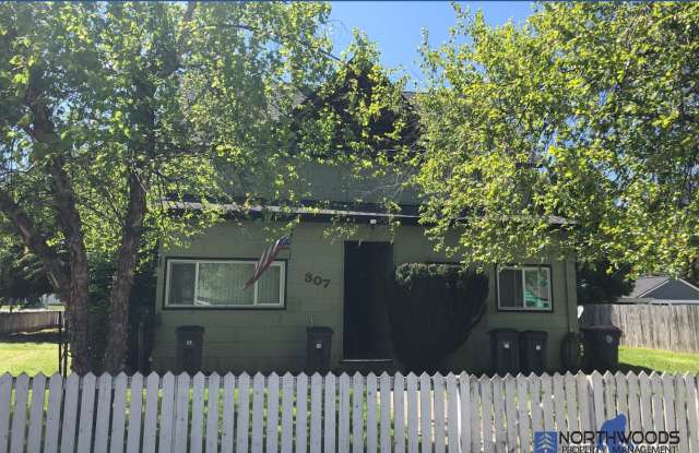 Upstairs 1 Bedroom 1 Bath Apartment****MOVE IN SPECIAL $250.00 Off FIRST MONTHS RENT****** - 307 North Ivy Street, Medford, OR 97501
