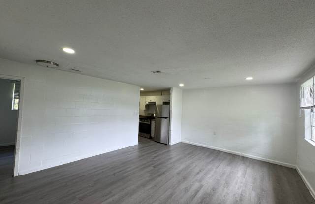 Remodeled 3 Bedroom, 1 Bathroom Brick Apartment near Downtown Live Oak Gallery 2