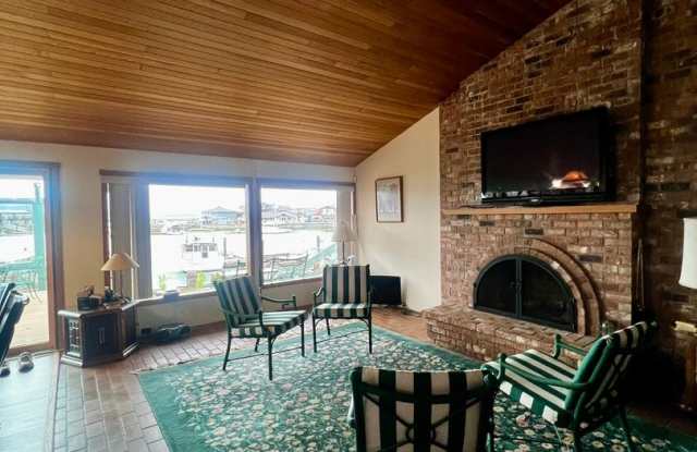 Waterfront 2-bedroom w/Loft in Ferndale! Gallery 1