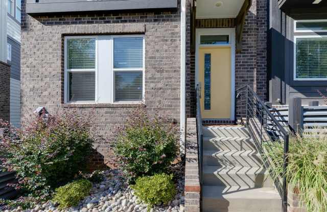 Almost brand new and stunning end unit and modern town home with everything you could want! Gallery 4