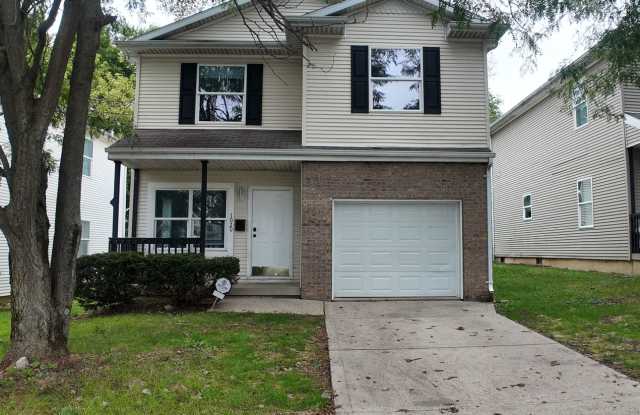 Remodeled 4 Bedroom Home with Big Kitchen and Central A/C & Heat Gallery 1