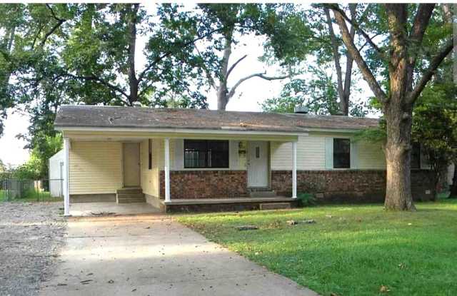 106 Chrisp Cozy Home with Fenced Yard - 106 Chrisp Avenue, Searcy, AR 72143