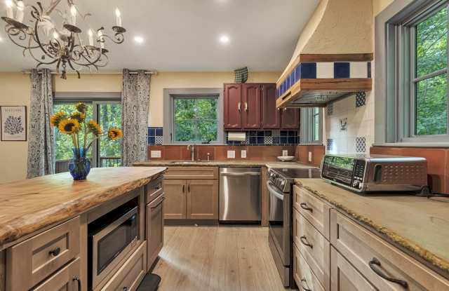 1616 East Nancy Creek Drive Gallery 3