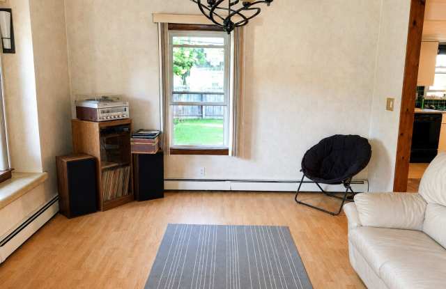 Beautiful Single Family Home Right on The East Longmeadow Line! Gallery 4