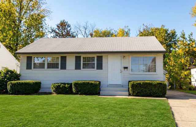 Beautiful! 3 bed 1 bath home with easy to clean hardwood. Clean and Bright! Rent Today Gallery 1