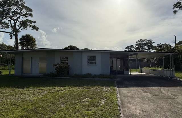 3 bed 2 bath house with 1200 sf. end of circle and walk to river photos photos