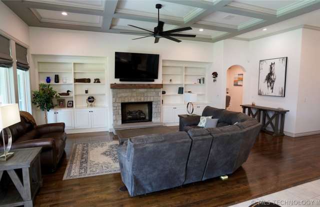 Beautiful Jenks home in Bixby Schools Gallery 4